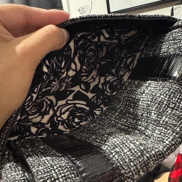 Brighton Tweed black patent leather floral shoulder bag. - Picture 9 of 13